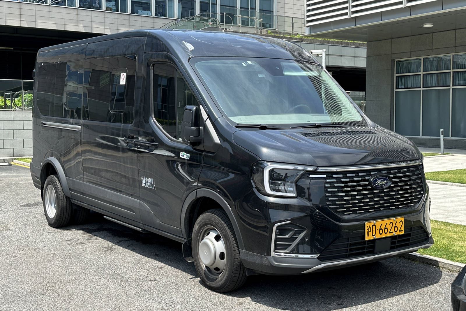 Giới thiệu về giá lăn bánh Ford Transit 2024