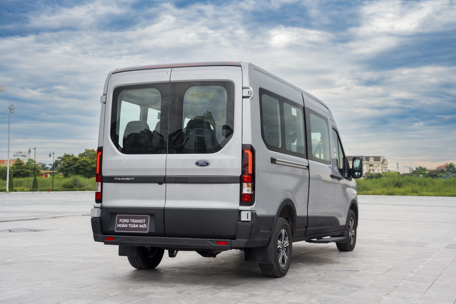 Giá lăn bánh Ford Transit Premium 16 chỗ