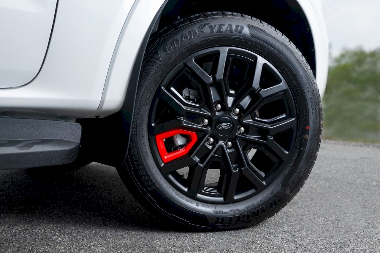 Đánh giá về nội và ngoại thất của xe  Ford Everest Sport SE