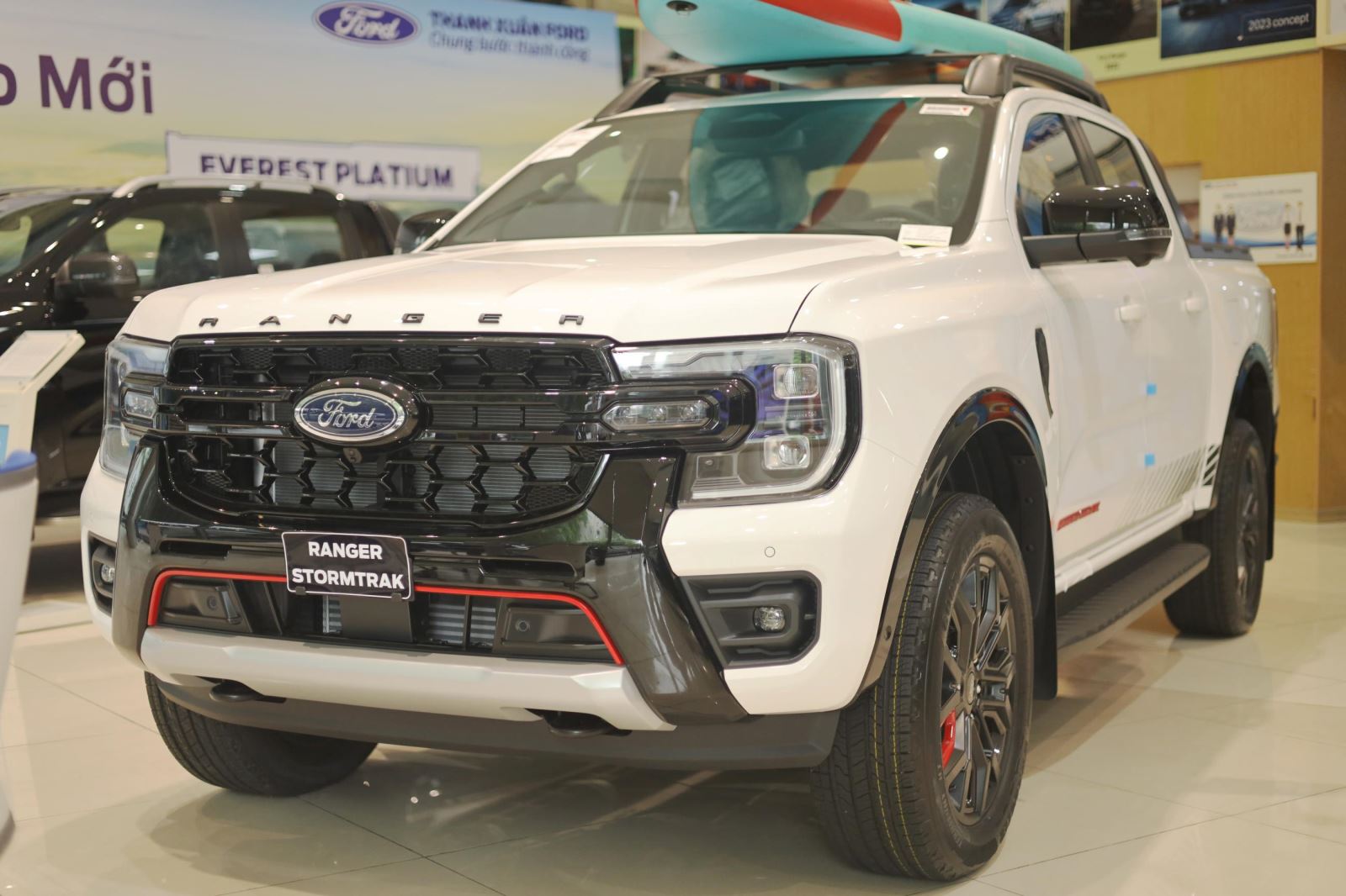 Ford Ranger Stormtrak mới lọt vào giữa Wildtrak & Raptor