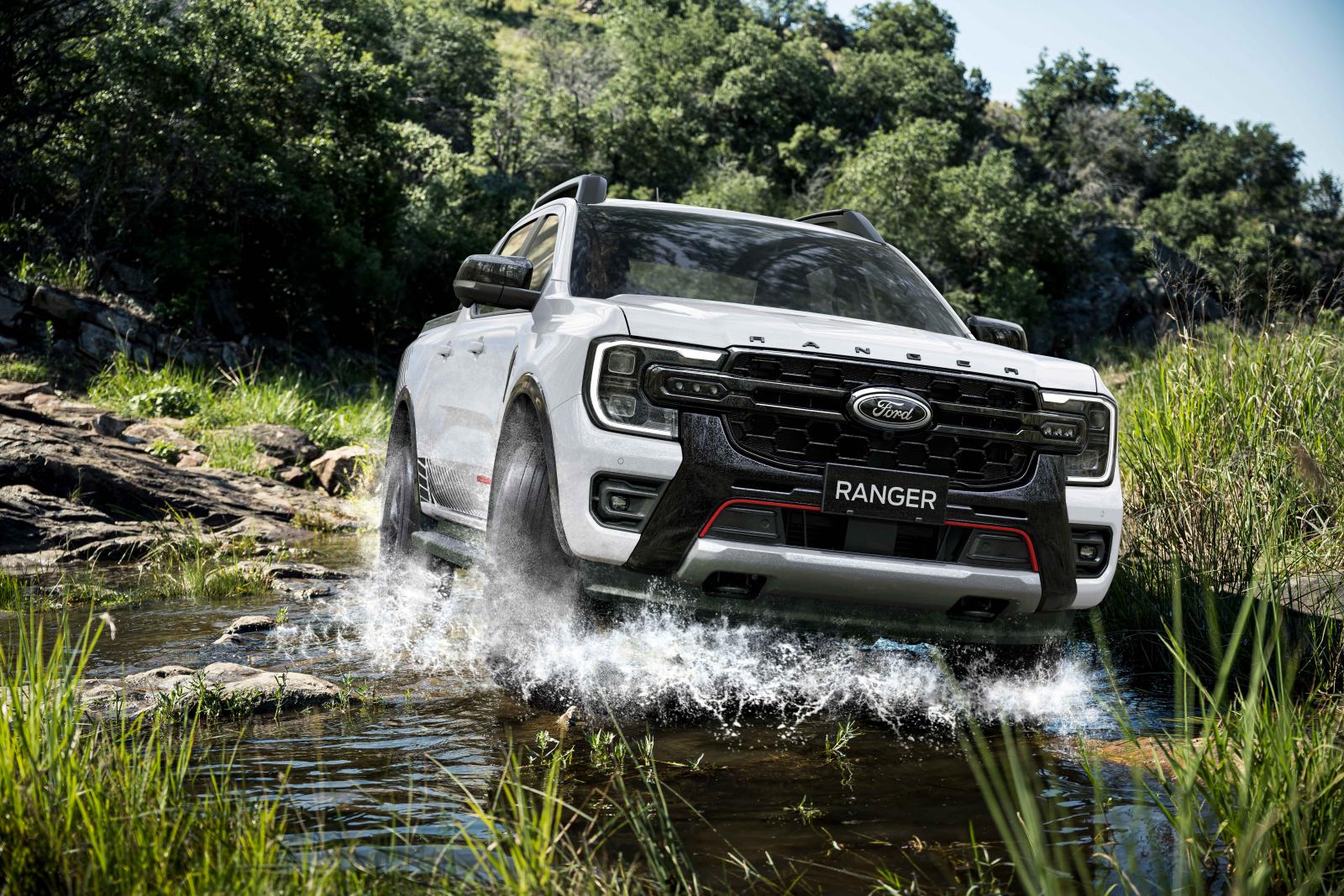 So sánh Ford Ranger Raptor và Ford Ranger Stormtrak