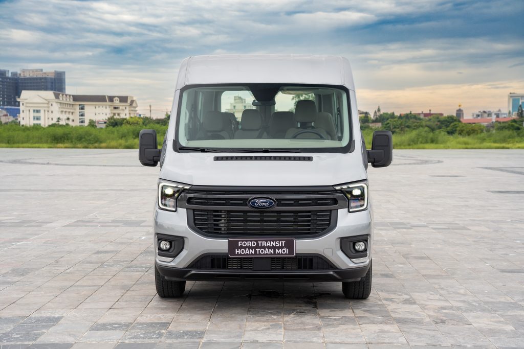 Ford Transit 2024 giá bao nhiêu: Giá niêm yết & giá lăn bánh